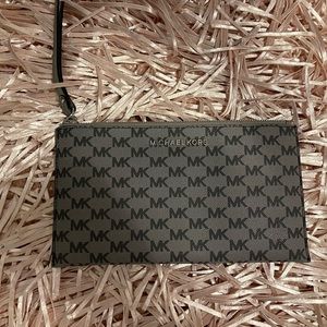 Michael Kors Jet Set Wristlet